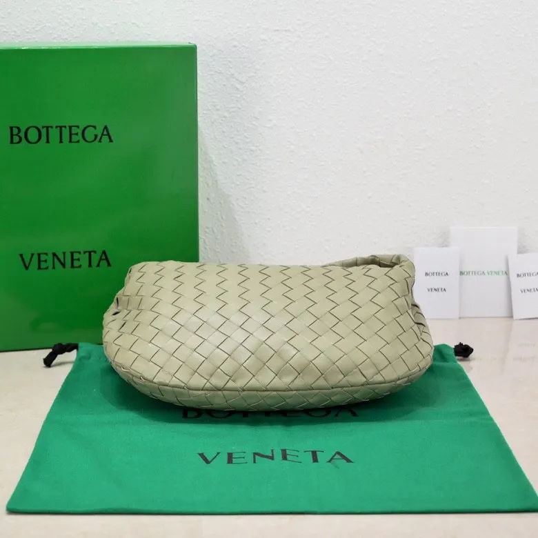Batch 1460 BV Bottega Veneta 2022 Early Spring New Ladies Medium JODIE Handbag BV Bag 🔥The new method is to round the corners on the original basis and knot the round hobo bag with classic woven leather. The most iconic triangular pull-out design, using sheepskin draped soft shape, is super suitable for concave shapes~ Jodie feels really gentle to people, and is definitely the best item for daily matching. It has the same weave, new elements and twists, and is versatile. It is the new favorite of street style Internet celebrities! Size: 36*21*13 Model: 6697